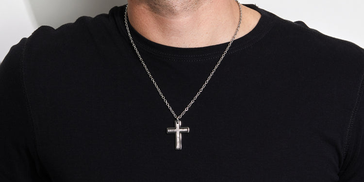 Silberne Kreuzanhänger-Halskette an Herrenhals
